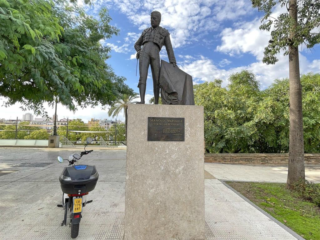 SEVILLA - een standbeeld ter ere van de Spaanse stierenvechter Manolo Vázquez (1930-2005)