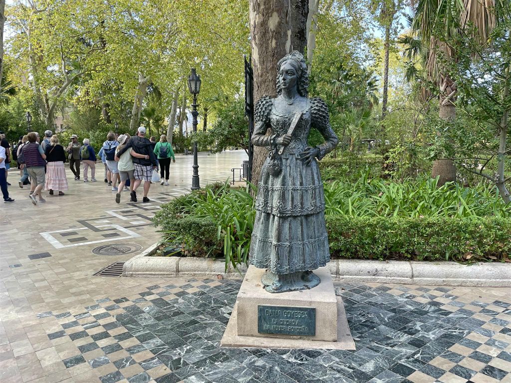 RONDA - een standbeeld van een Dama Goyesca het Alameda-park