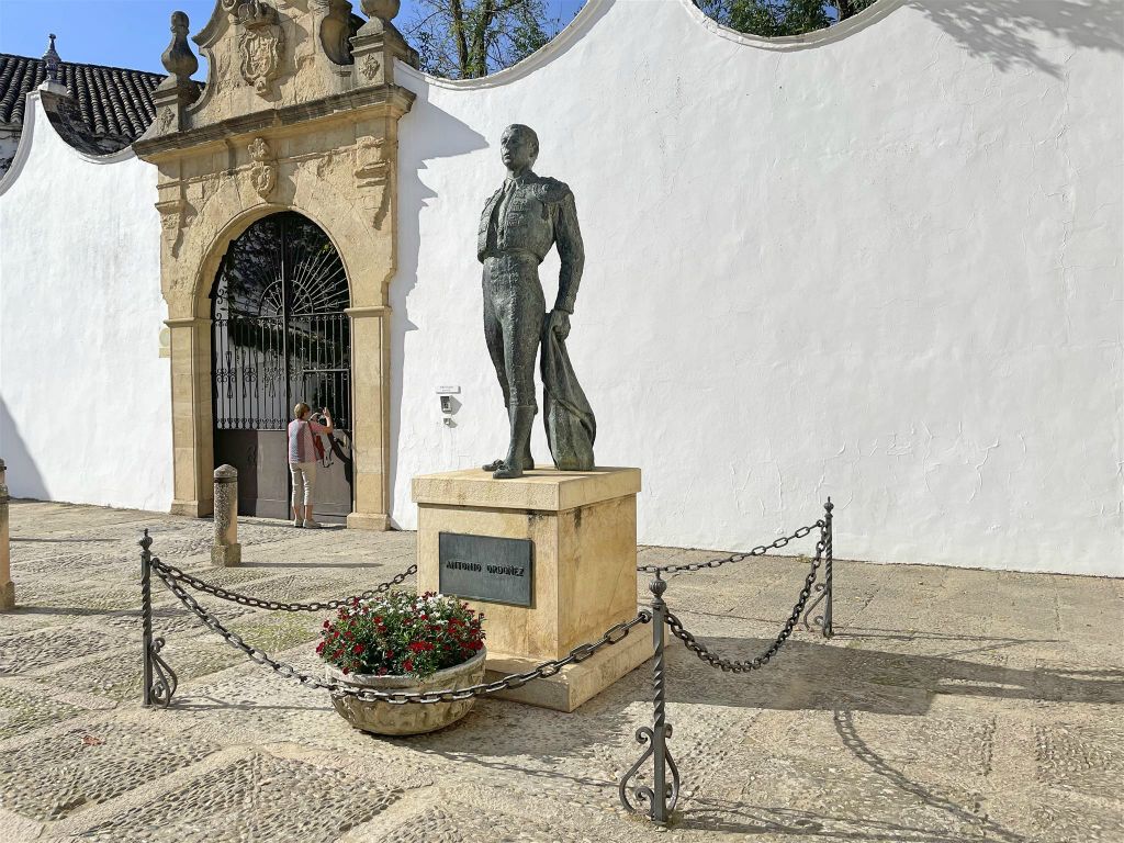 RONDA - een standbeeld ter ere van de Spaanse torero Antonio Ordônez (1932-1998)