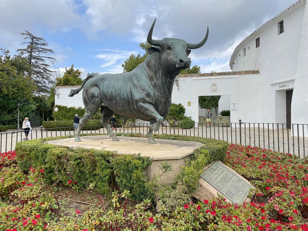 RONDA - een standbeeld van een stier bij de stierenvechtarena