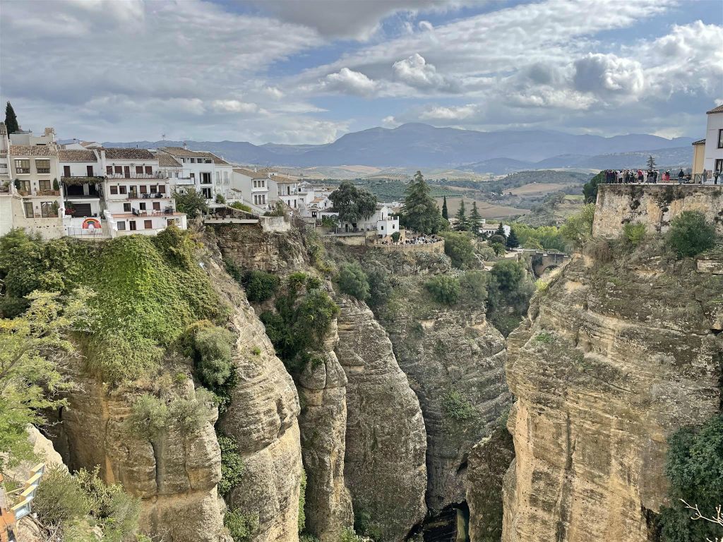 RONDA - het uitzicht vanaf de brug Puente Nuevo