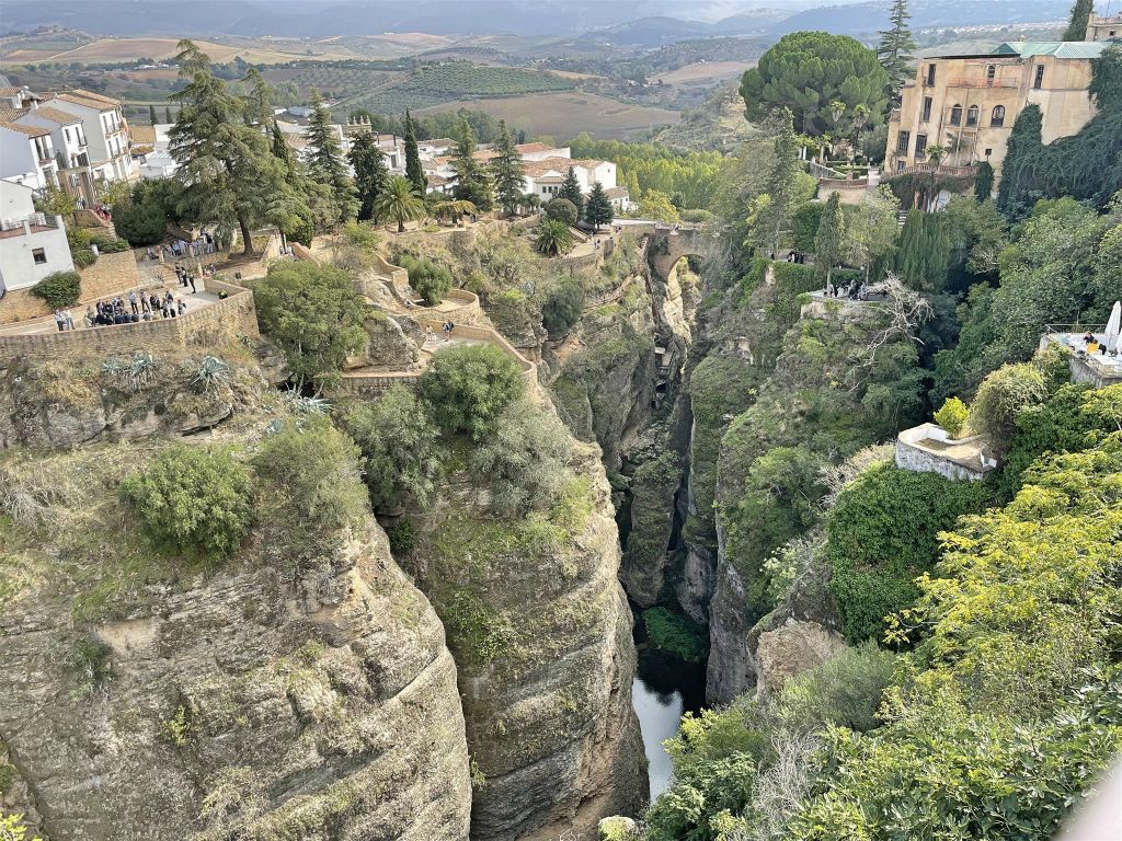 RONDA - het uitzicht vanaf de brug Puente Nuevo