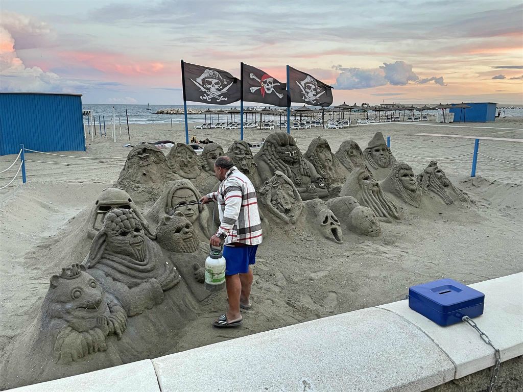 FUENGIROLA - enkele zandsculpturen