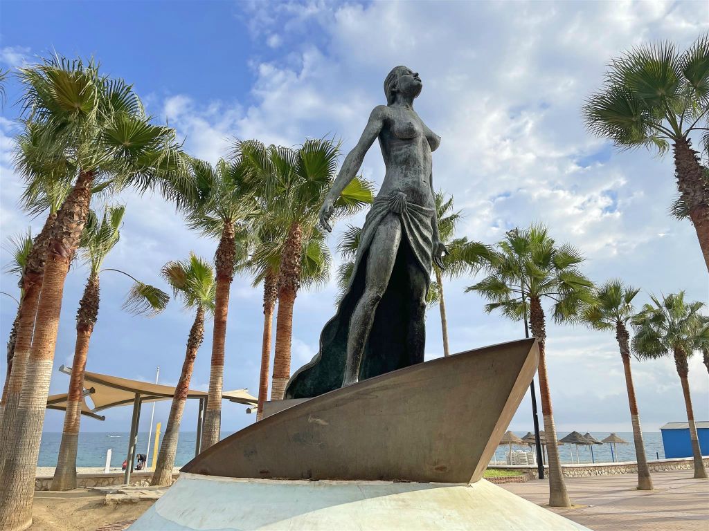 FUENGIROLA - een standbeeld ter ere van de Spaanse zeilster Theresa Zabell
