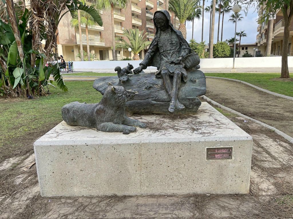 FUENGIROLA - een kunstwerk van het sprookje roodkapje en de grote boze wolf