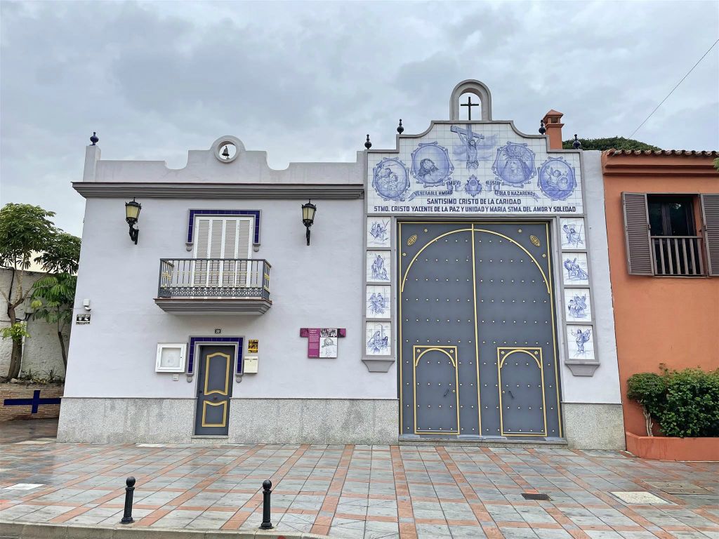 FUENGIROLA - de kerk van de broerderschap van de liggende Christus
