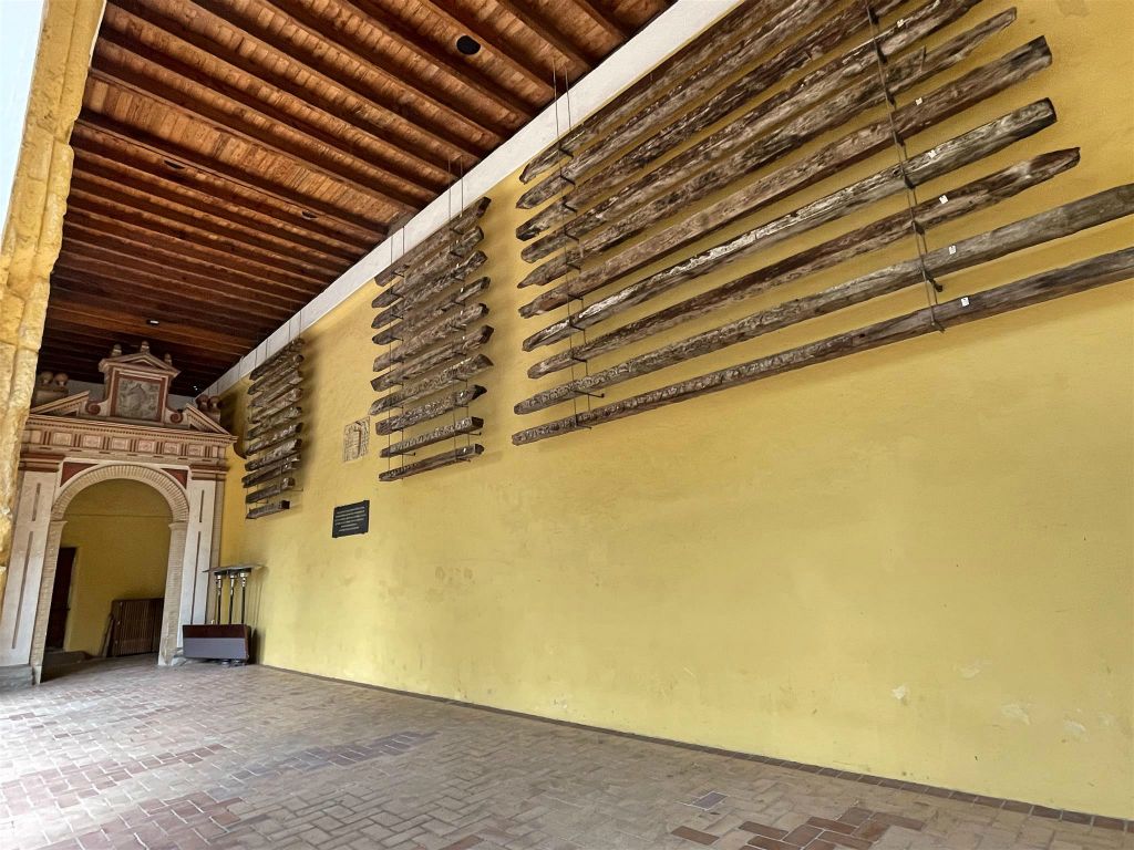 CÓRDOBA - enkele oude houten balken bij de Mezquita