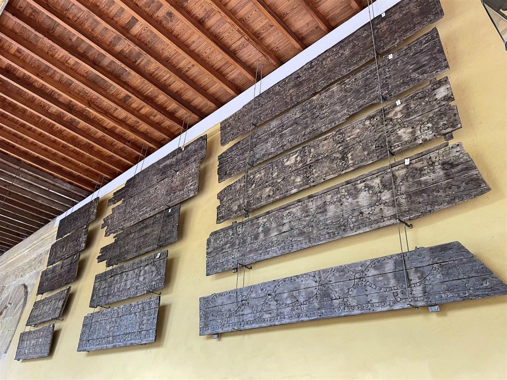 CÓRDOBA -  enkele fragmenten van het originele houten plafond van de oude moskee bij de Mezquita