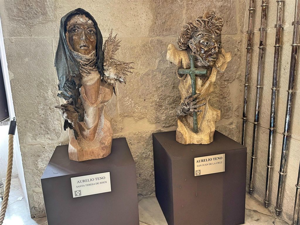 CÓRDOBA - enkele kunstwerken van Aurelio Teno in de Mezquita