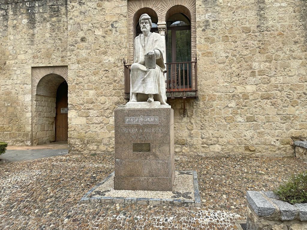 CÓRDOBA - een standeeld ter ere van de islamitische jurist, arts en filosoof Averroes (1126-1198)