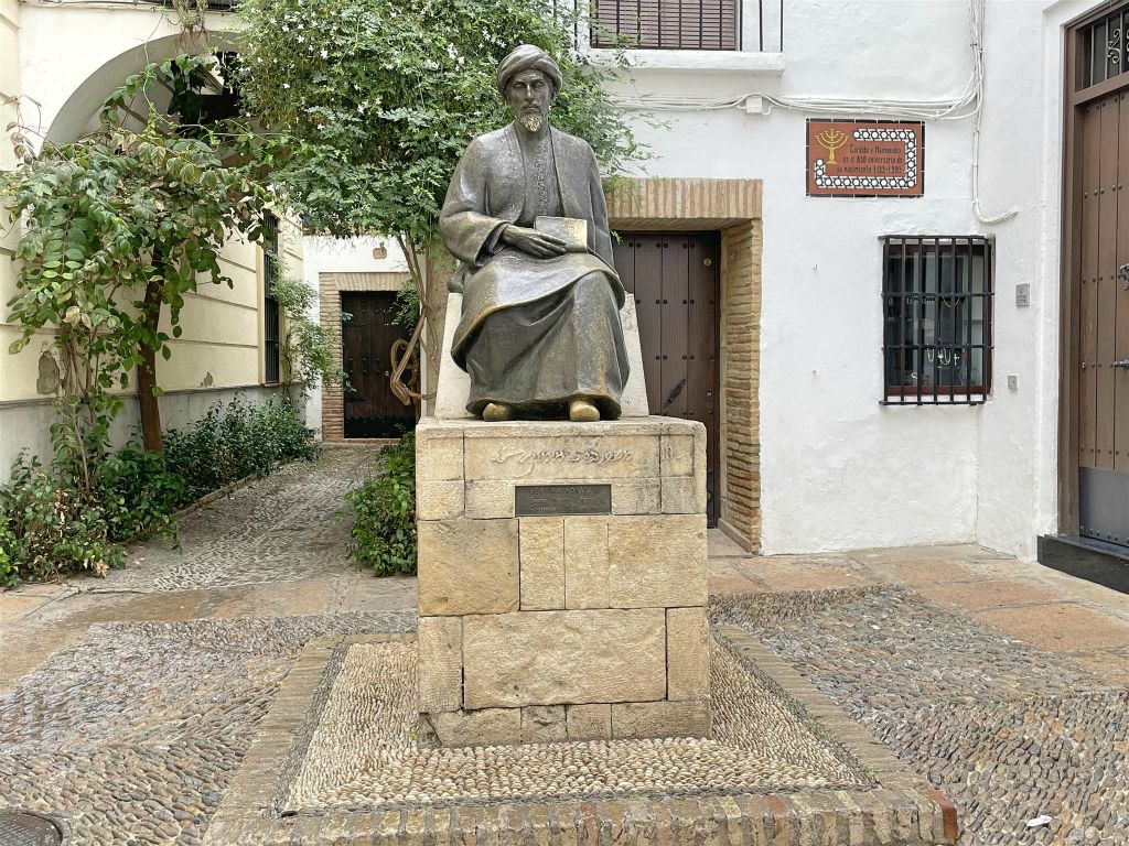 CÓRDOBA - een standeeld ter ere van de rabbijn, filosoof en arts Mozes Maimonides (1138-1204)
