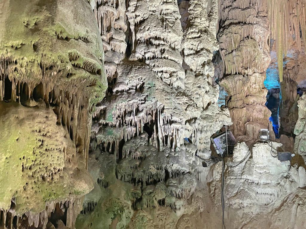 GIBRALTAR - binnen in de grot van St. Michael