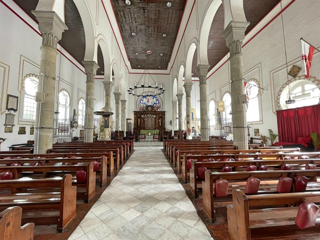 GIBRALTAR - binnen in de kathedraal van de heilige drie-eenheid