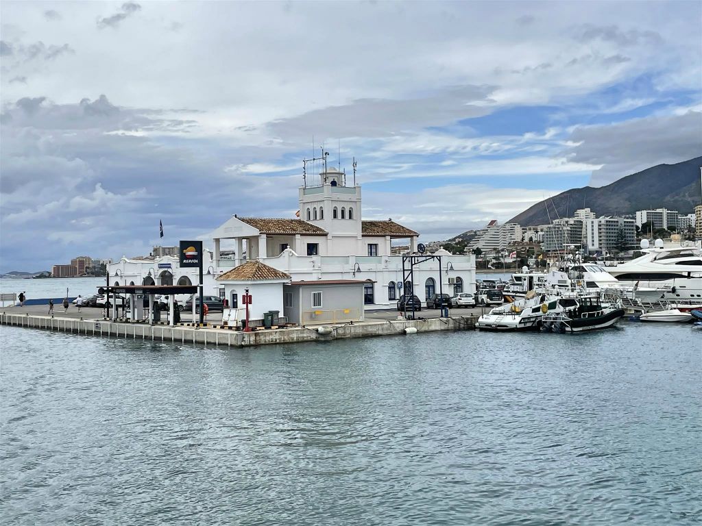 BENALMÁDENA - het gebouw van de havenmeester