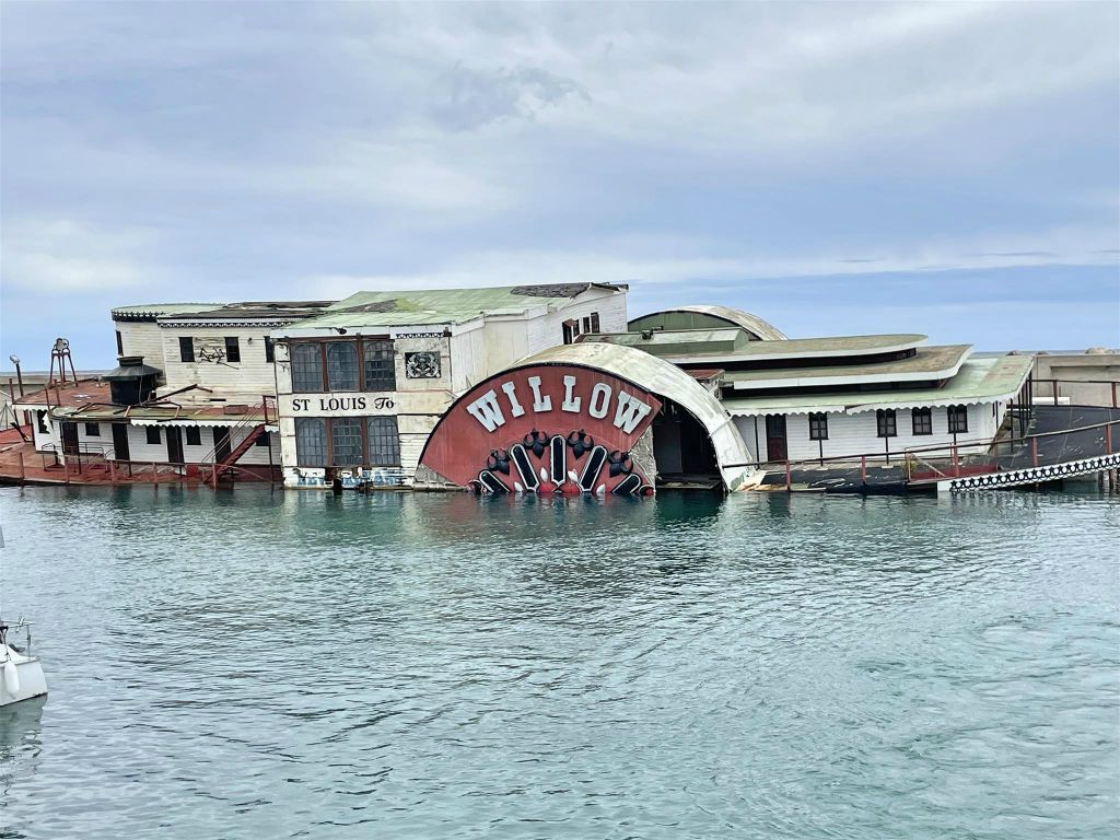 BENALMÁDENA - het half gezonken raderstoomboot Willow in de jachthaven