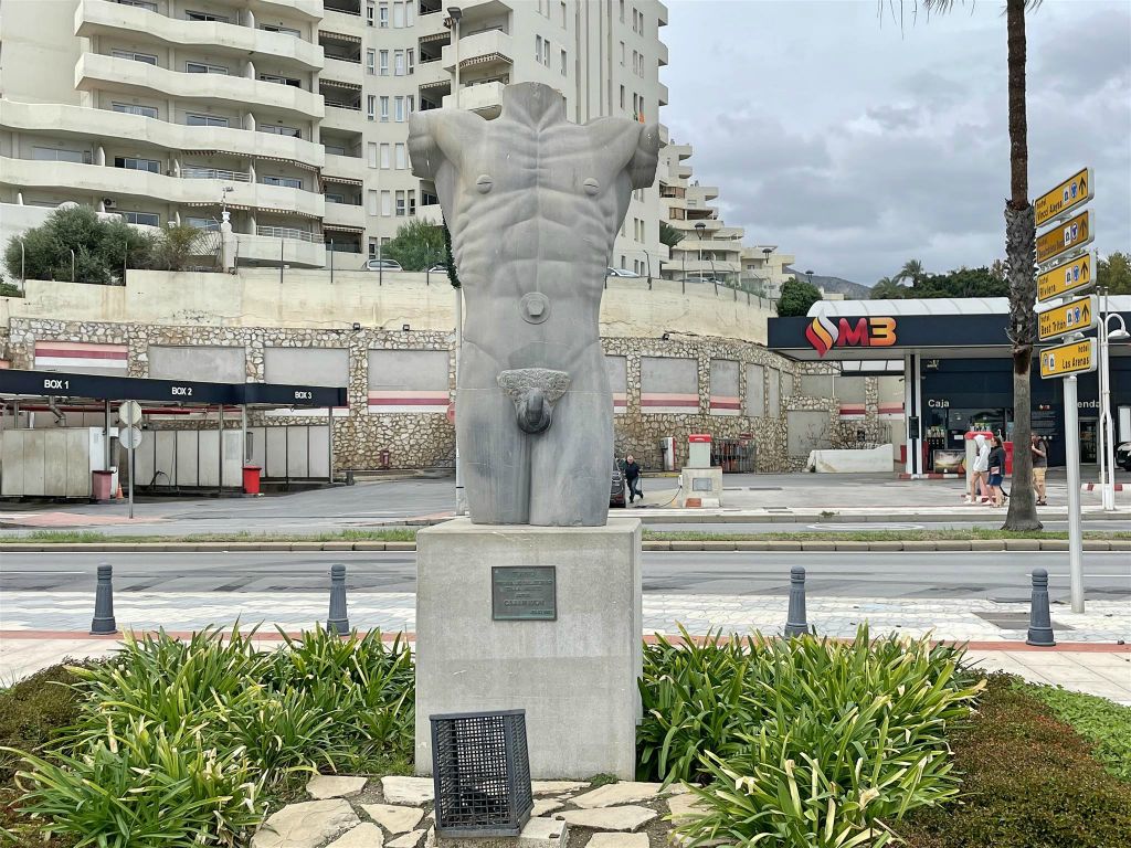 BENALMÁDENA - een torso standbeeld