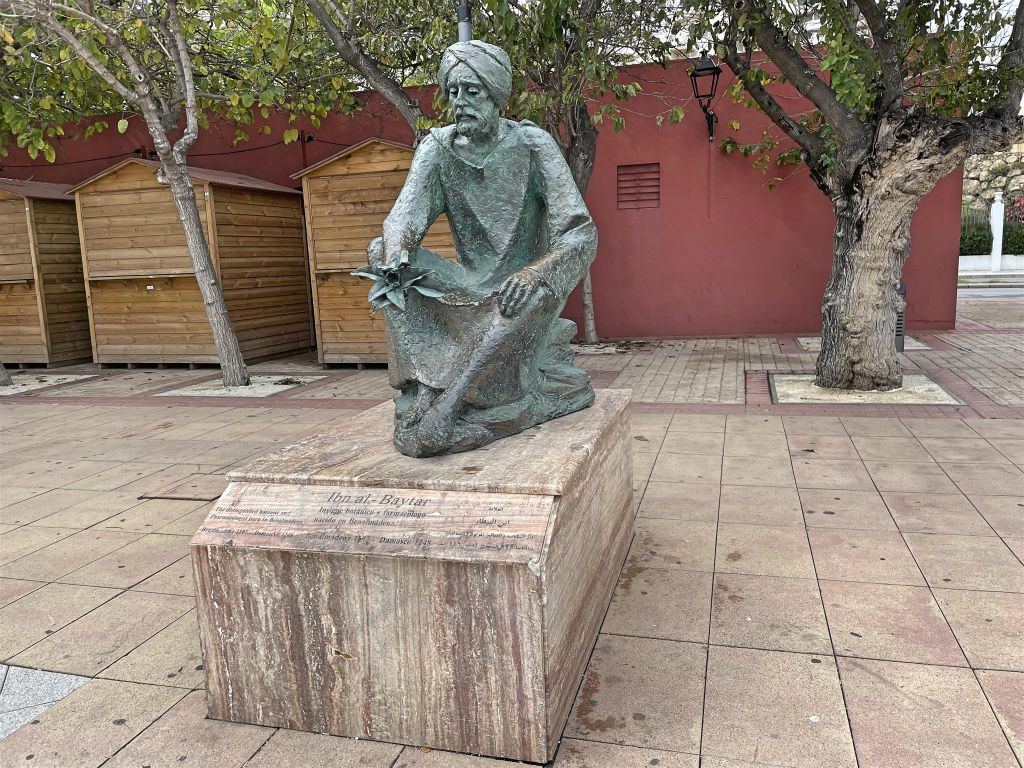 BENALMÁDENA - een standbeeld ter ere van de Andalusische/Arabische arts en wetenschapper Ibn al-Bayṭār (1197-1238)