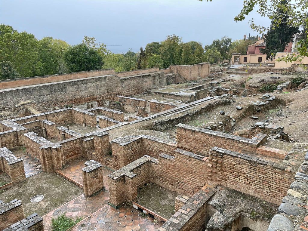 GRANADA - de ruïnes van de zalen van het Abencerrajes paleis