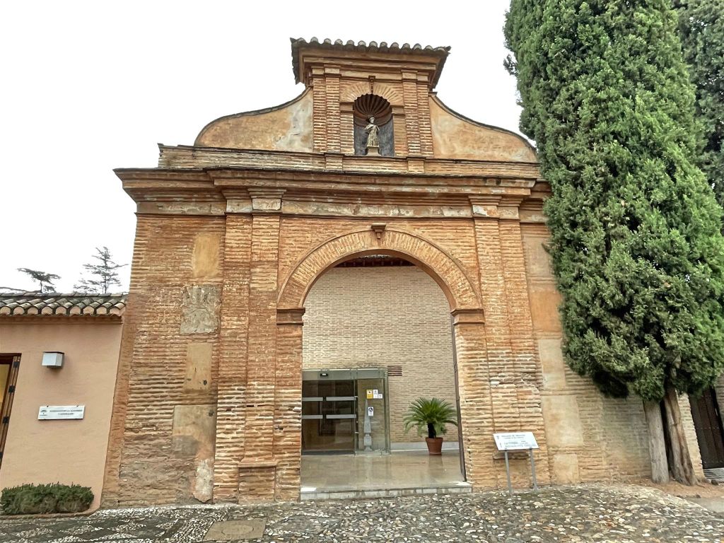 GRANADA - een poort van het klooster van Sint-Franciscus
