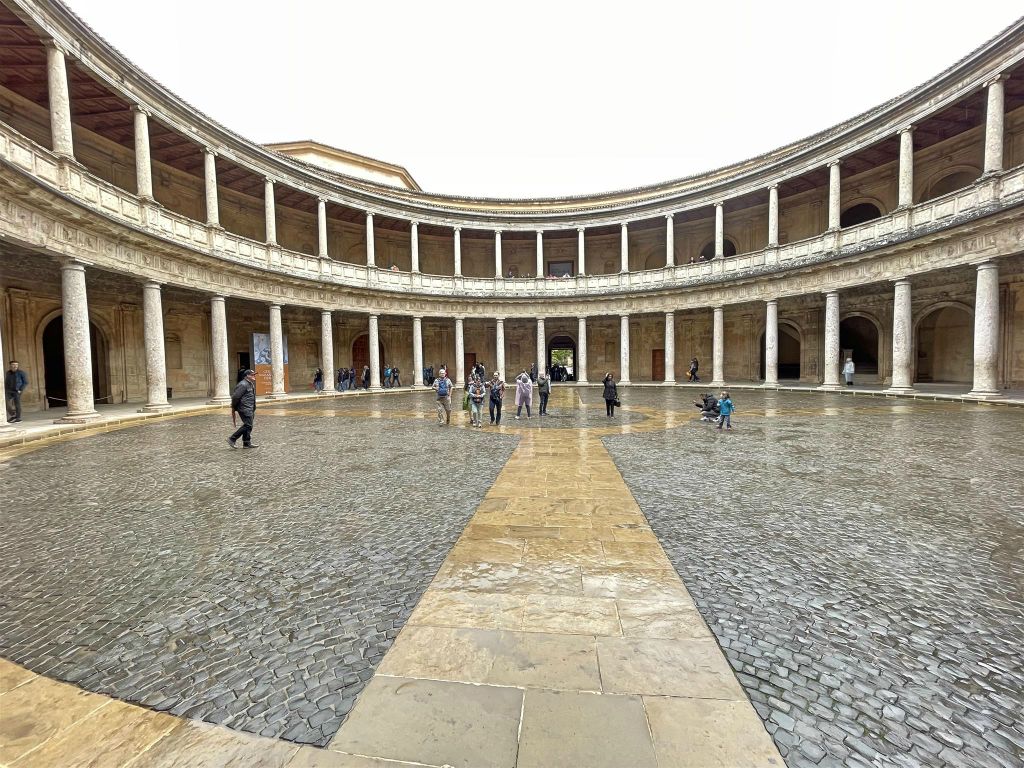 GRANADA -  een binnenplaats van het paleis van Karel V