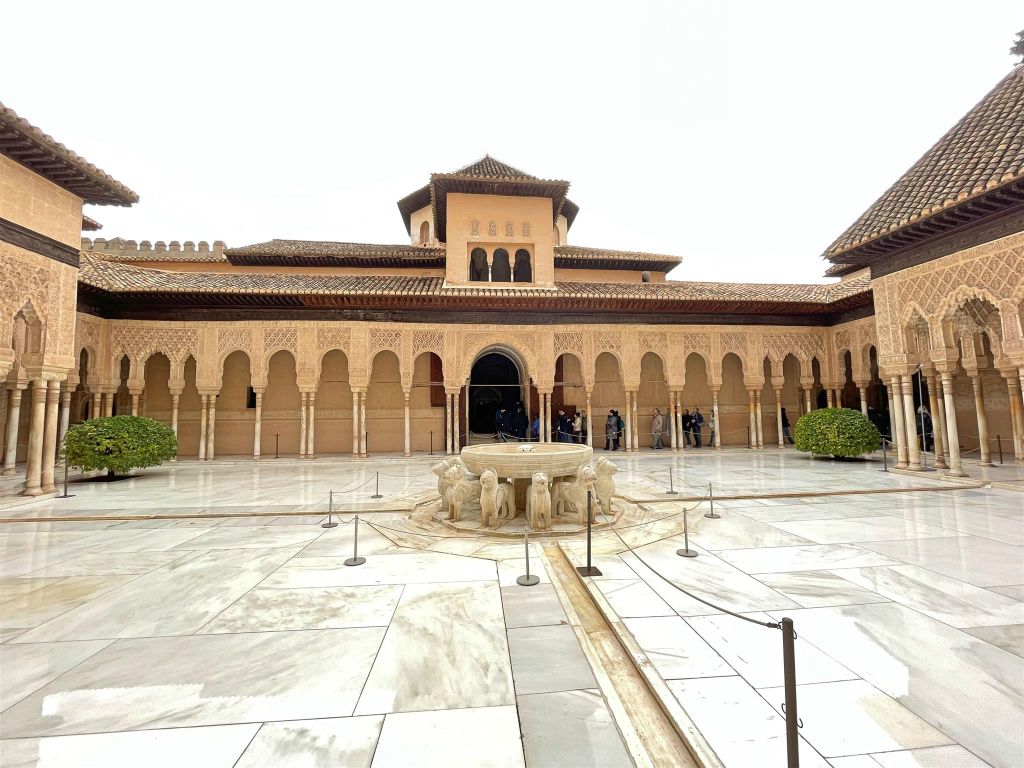 GRANADA - de binnenplaats van de leeuwen van de Nasrid paleizen