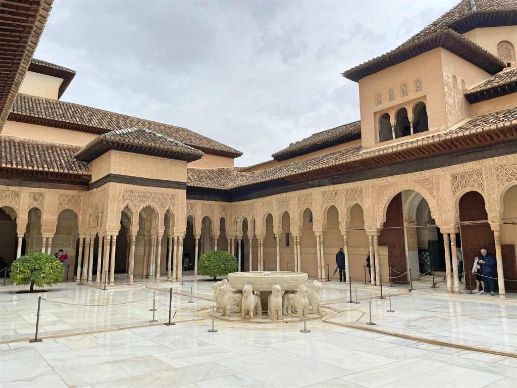 GRANADA - de binnenplaats van de leeuwen van de Nasrid paleizen