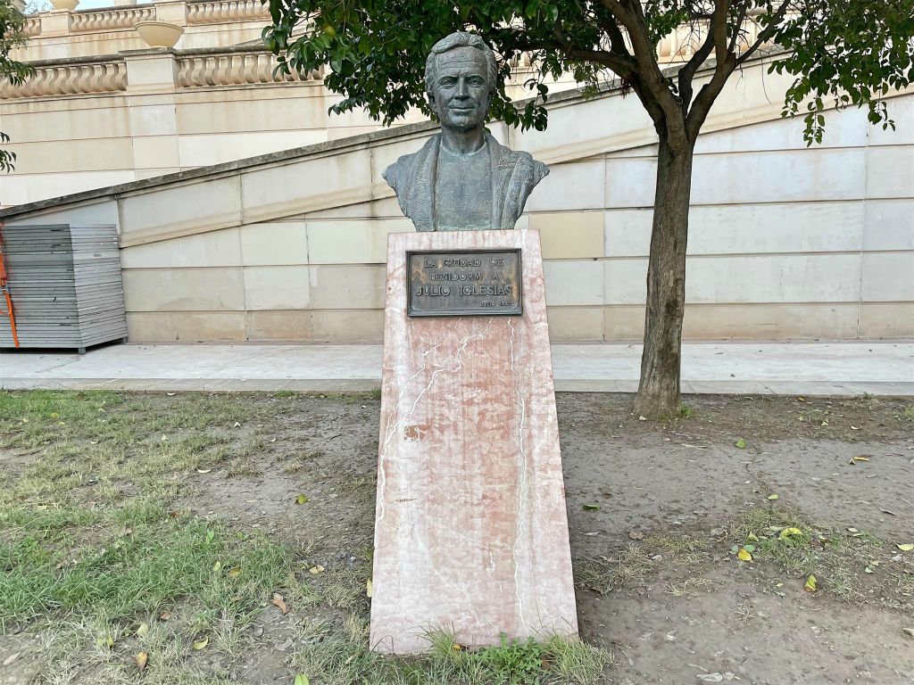 BENIDORM - een borstbeeld van Spaanse zanger Julio Iglesias in het Aigüera Park