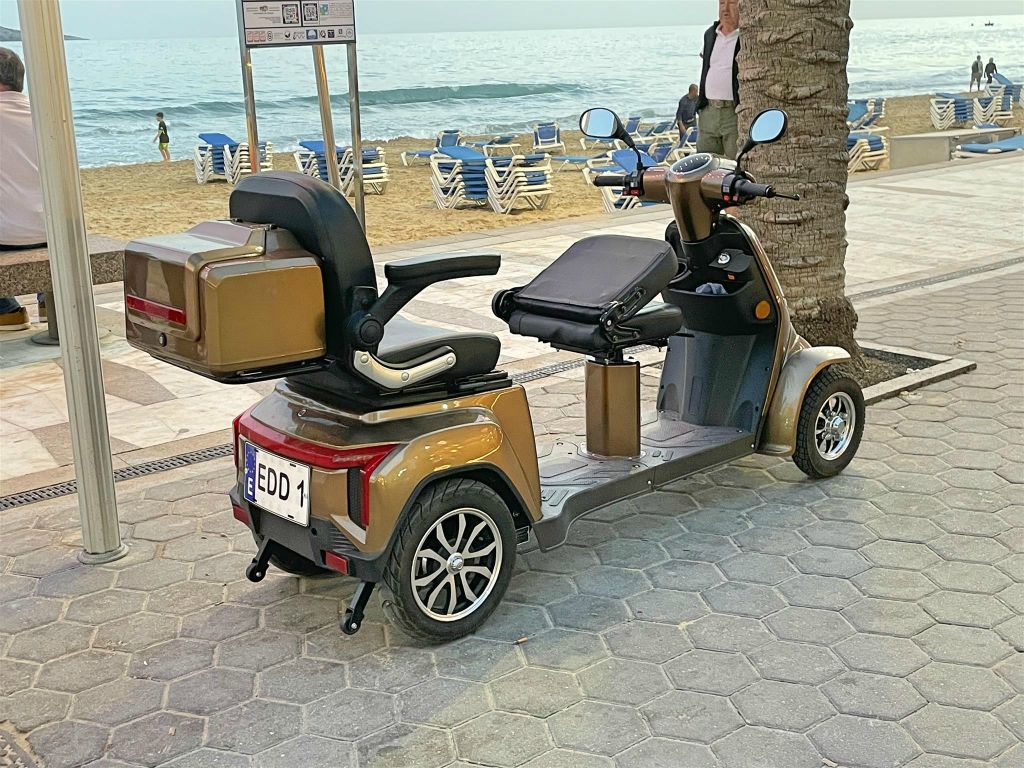 BENIDORM - een duo scootmobiel