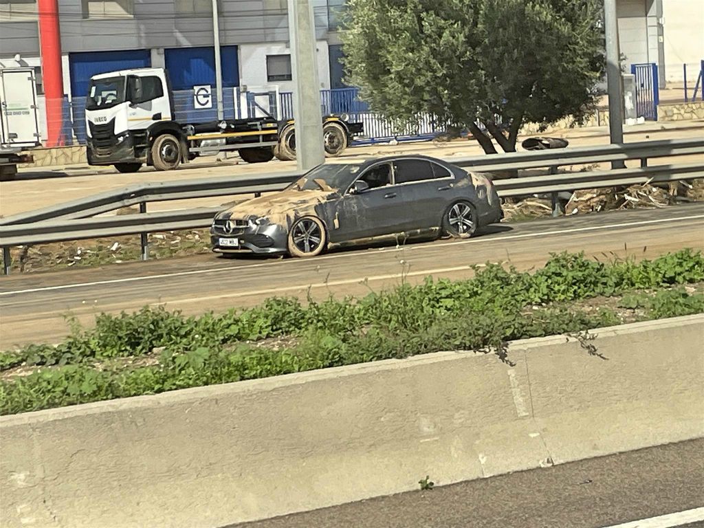 VALENCIA - een auto verlaten onder de modder