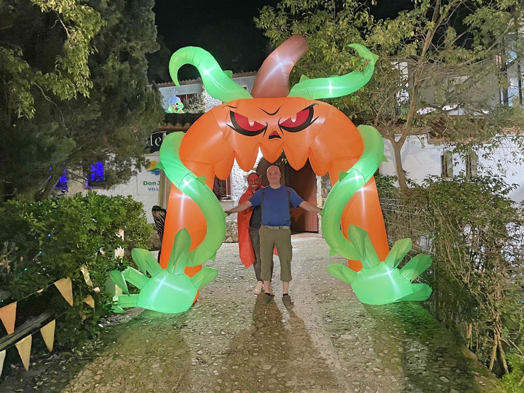 TOSSA DE MAR - Carlos met daarachter een halloween dracula