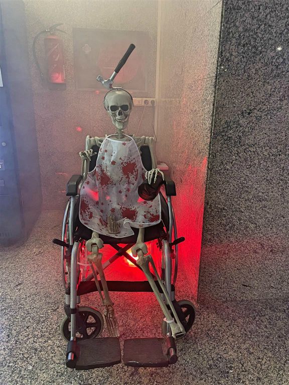 TOSSA DE MAR - een skelet vanwege halloween