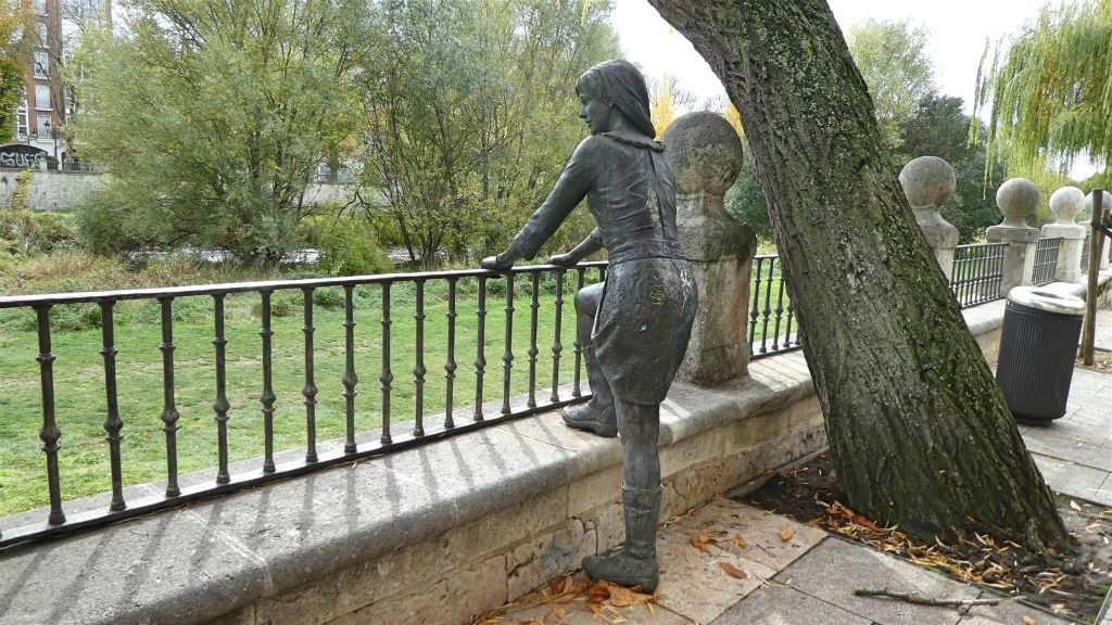 BURGOS - een bronzen beeld van een vrouw die uitkijkt over de rivier