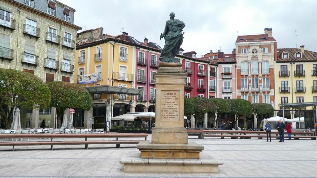 BURGOS - een monument ter ere van koning Carlos III op het stadsplein Plaza Mayor