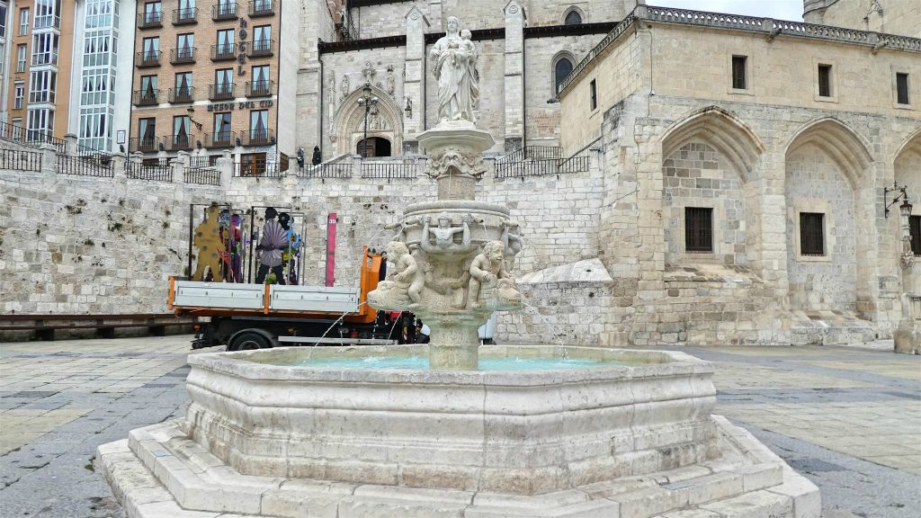 BURGOS - een fontein bij de kathedraal van Burgos