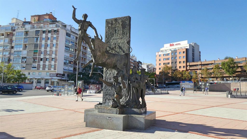 MADRID - een beeld bij de stierengevecht arena Las Ventas