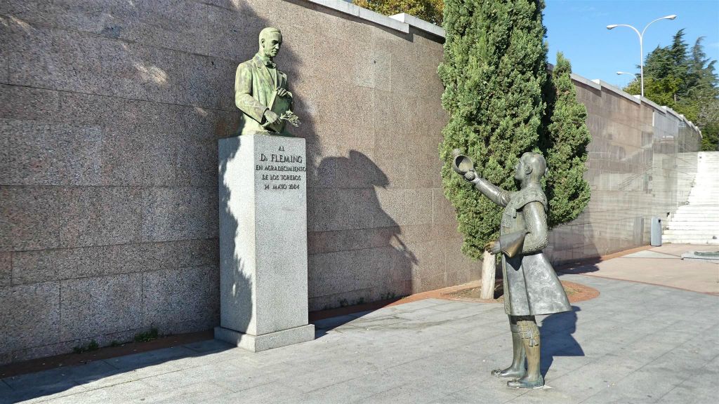 MADRID - twee beelden bij de stierengevecht arena Las Ventas