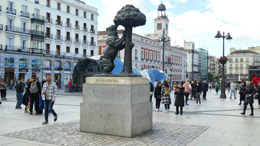 MADRID - het standbeeld van de beer en de aardbeiboom