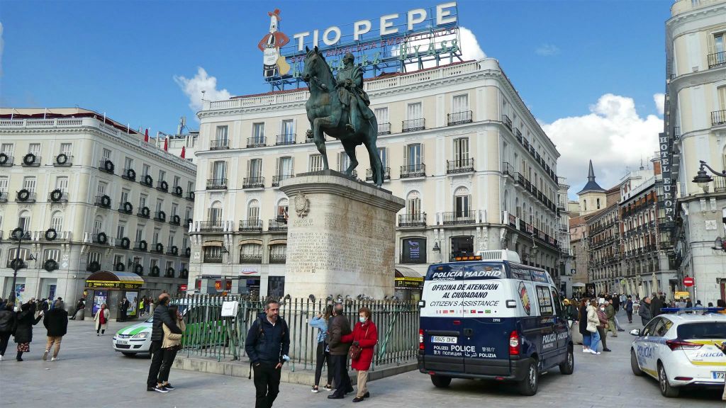 MADRID - een ruiterstandbeeld ter ere van koning Carlos III