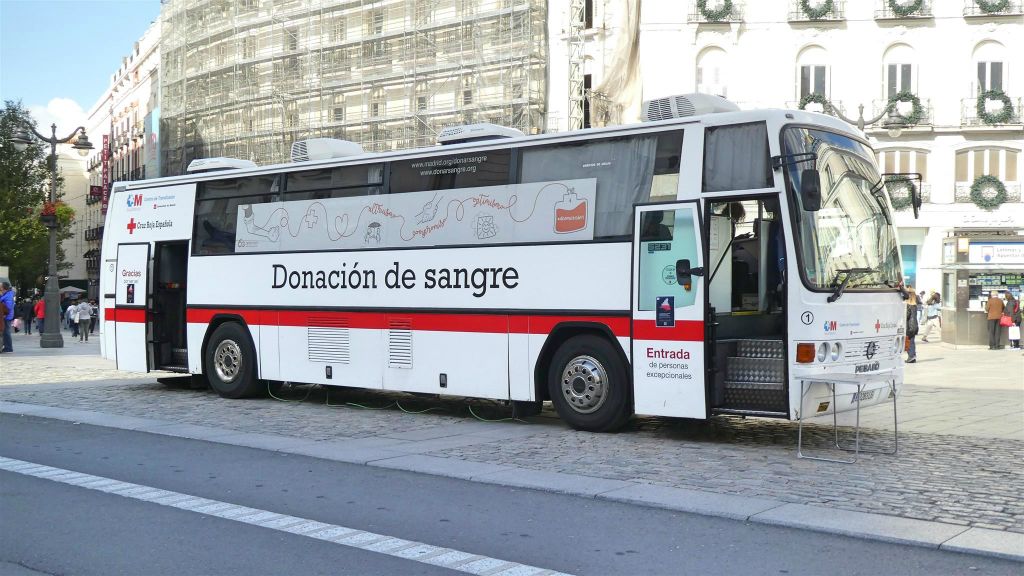 MADRID - een bloeddonatie bus van het rode kruis