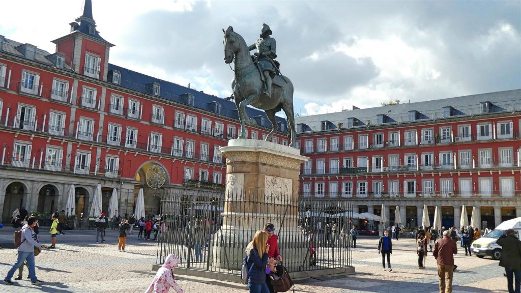 MADRID - een ruiterstandbeeld ter ere van koning Felipe III op het stadsplein Plaza Mayor