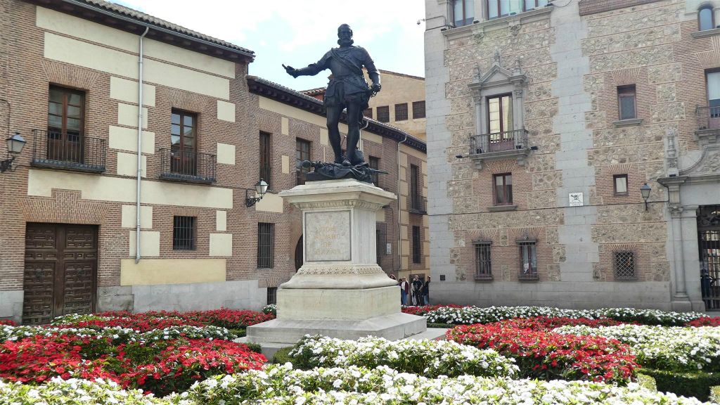 MADRID - het Álvaro de Bazán monument op het stadsplein Plaza de la Villa