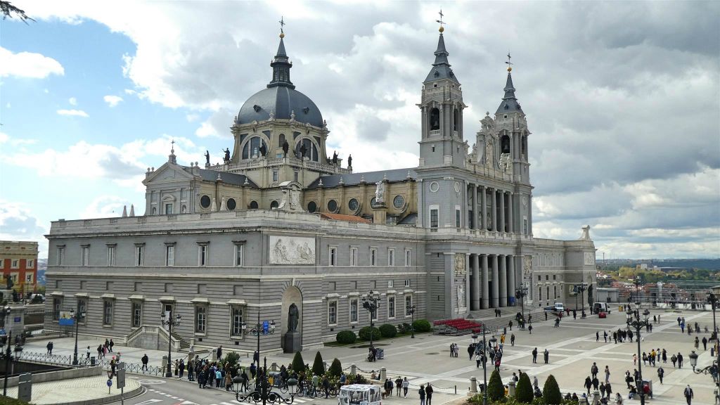 MADRID - de Almudena-kathedraal