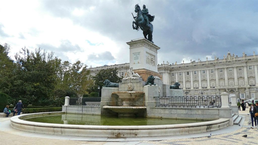 MADRID - een ruiterstandbeeld ter ere van koning Felipe IV in het park Plaza de Oriente