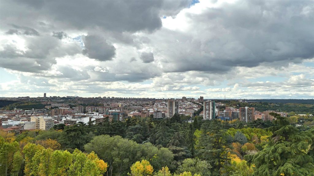 MADRID - het uitzicht bij de Almudena-kathedraal