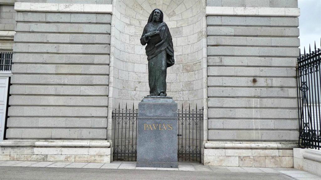 MADRID - een standbeeld ter ere van Paulus de Apostel bij de Almudena-kathedraal