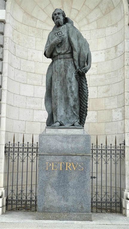 MADRID - een standbeeld ter ere van St Peter bij de Almudena-kathedraal
