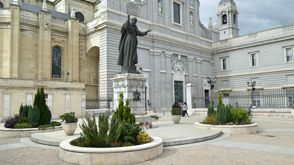 MADRID - een standbeeld ter ere van Paus Johannes Paulus II bij de Almudena-kathedraal