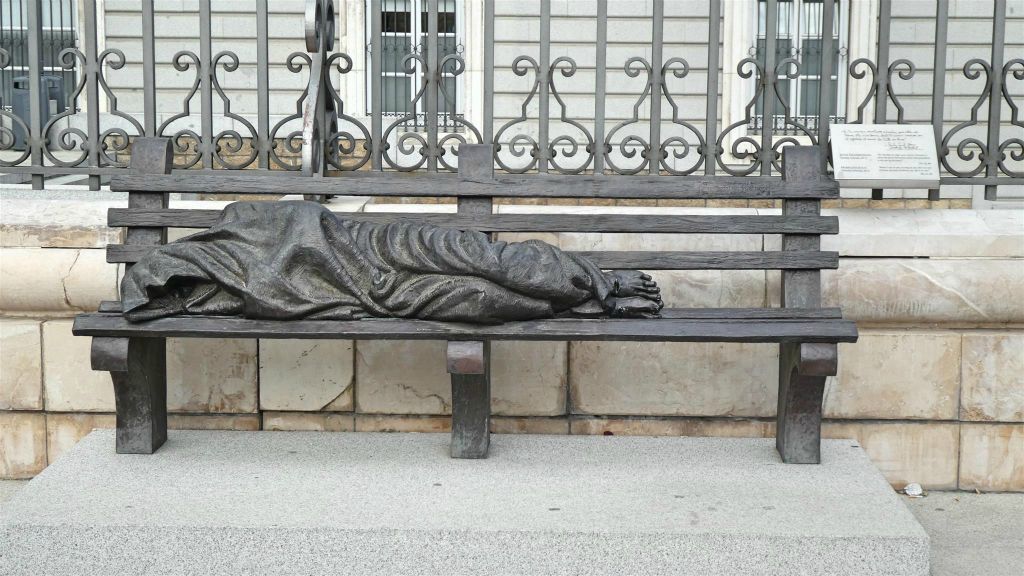MADRID - het standbeeld Homeless Jesus bij de Almudena-kathedraal