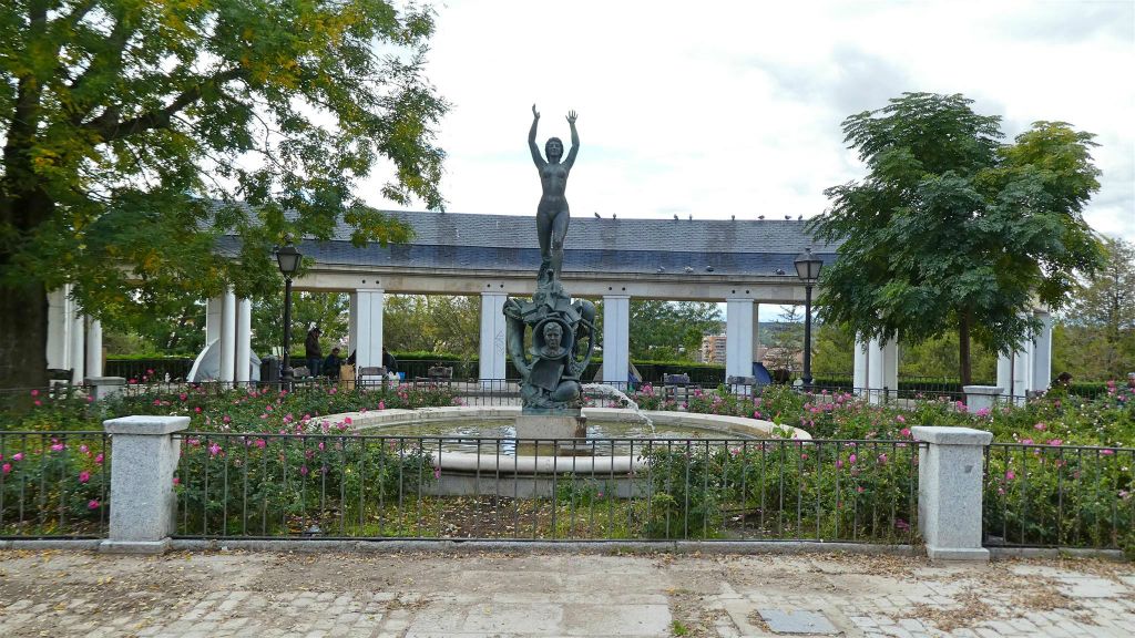 MADRID - het Ramón Gómez de la Serna monument