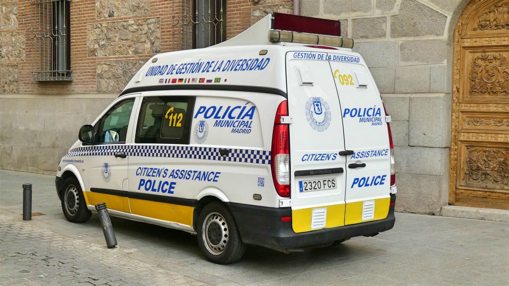 MADRID - een burgerhulp gemeentepolitie auto